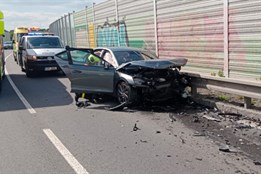 Osobní auta se srazila mezi odhlučňovacími stěnami, záchranáři pomáhali čtyřem zraněným