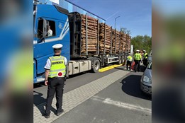 Těžká technika pod drobnohledem policistů