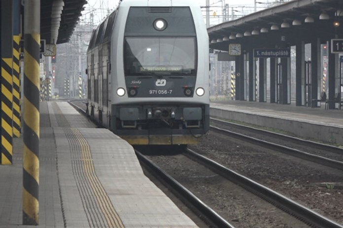 Závada na trakčním vedení zpozdila večerní vlaky na Karvinsku