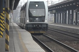 Závada na trakčním vedení zpozdila večerní vlaky na Karvinsku