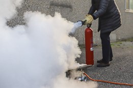 Před ostravskou firmou se podpálil zoufalý muž, lidé ho uhasili