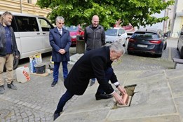 Pomník obětem nacismu v Domažlicích je opraven: Byla do něj umístěna schránka pro budoucí generace
