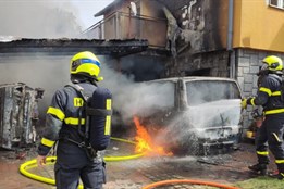 Ve Slavkově u Opavy shořela dvě auta pod přístřeškem, požár zasáhl i dům