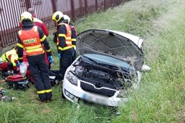 V Opavě havaroval senior, první pomoc mu poskytli náhodně projíždějící hasič a policistka