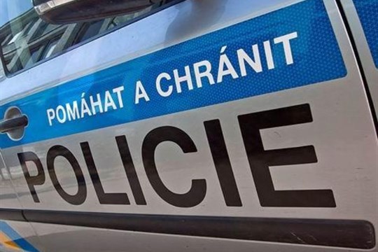 Kvůli chybě řidiče osobního vozidla skončil náklaďák převrácený v příkopu. Viník z místa ujel