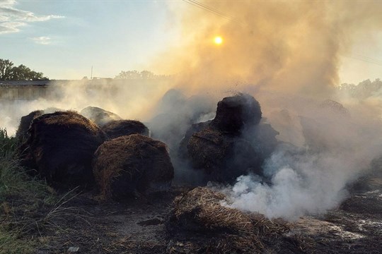 Na Chebsku hořela sláma, hasiči zasahovali celé odpoledne
