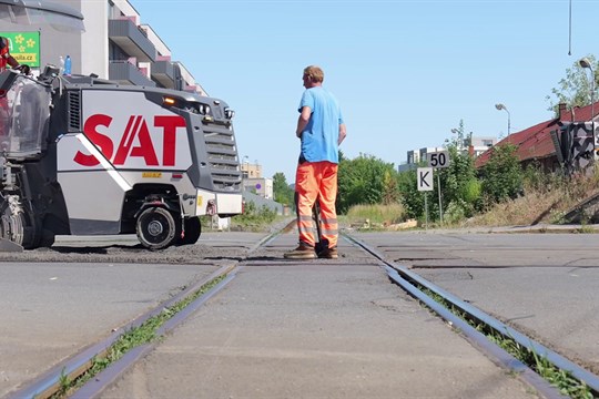Na Litovelské ulici vznikl nový koridor pro pěší. Opatrnost je na místě