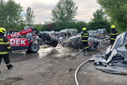 Požár skládky plastů v Buku způsobil statisícovou škodu. Příčina zatím neznámá