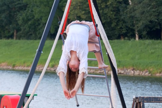 Cirkus LeGrando připlul se svou show na lodích po Moravě do Zašívárny U Osla
