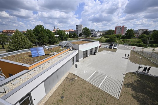 Nové garáže, zázemí i sklady. Přístavba výjezdové základny záchranné služby v Uherském Hradišti je hotová