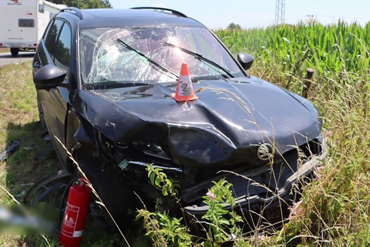 Auta po nehodě skončila v poli, tři zranění v nemocnici