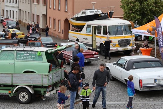Autobus s lodí i auto se zvuky tramvaje mohli v sobotu obdivovat lidé v Černošíně
