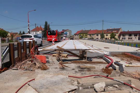 V pondělí začne dopravní omezení na Svatojiřském nábřeží