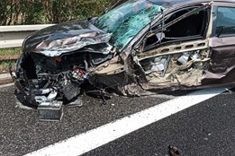 Střet dodávky s osobákem uzavřel silnici E50 u Kunovic. Na Zlínsku narazil řidič do stromu