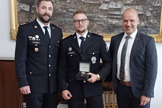 Českokrumlovský starosta ocenil policistu, který zachránil ženu z hořícího bytu