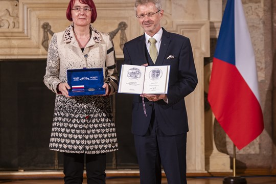Jihočeský kraj gratuluje ředitelce planetária Janě Tiché k ocenění od Senátu. Získala ho „Za české stopy na hvězdném nebi“.